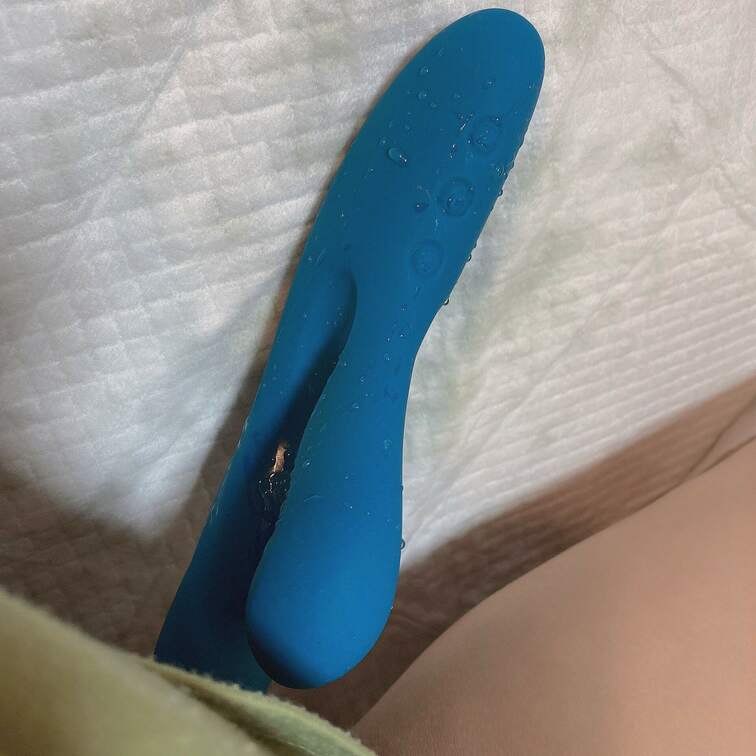 初めてのバイブでの潮吹き🥰
きもちかった💗