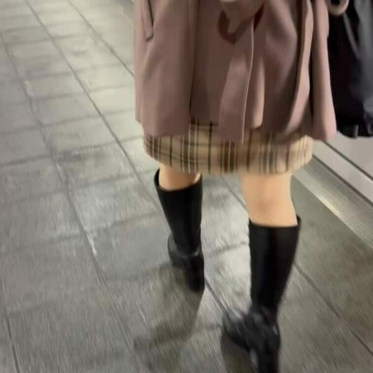 20歳大学生ちゃん
使用感のあるロングブーツ、伝線したパンスト足裏、冬の汗が乾燥した臭い