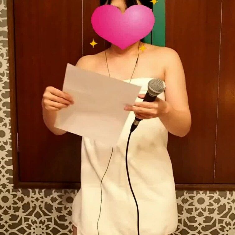 Yさんの動画です。アイドルとしてデビューする直前に、プロデューサーがバスタオル一枚で持ち歌を歌わせました。練習のかいあっ
