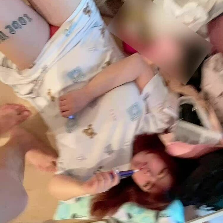 ゴロゴロしてる彼女に我慢汁舐めさせてみたw