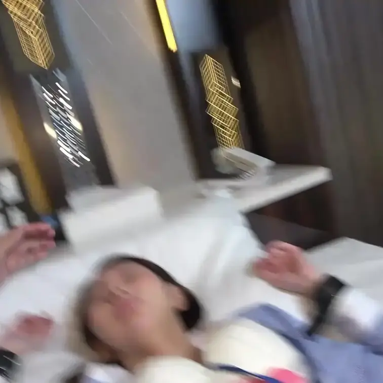 普段は真面目に某クレジットカード会社の
オペレーターで働いている葵(あおい)さんと
遊びました。
結婚相手はいるが