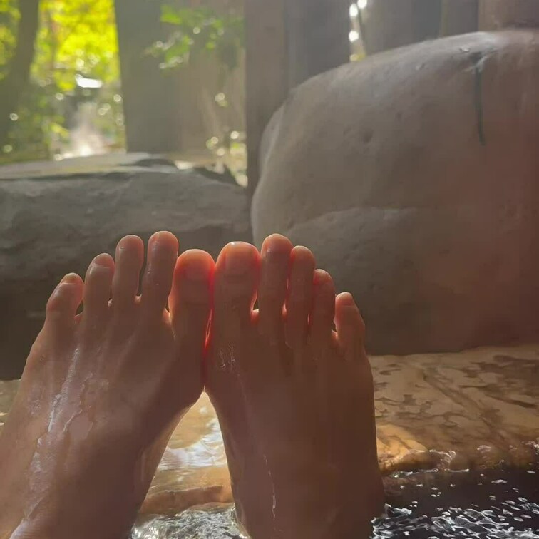 温泉のつま先と濡れた足裏　良いお湯すべすべ♨️ 
今、九州に遊びに来てます。朝から露天風呂で極楽♪ お肌も足もスベスベ