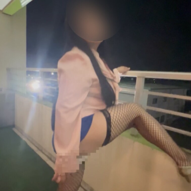 ❤️会社の服のままお外で見せつけオナニー❤️