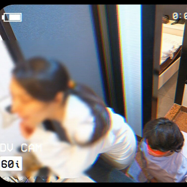 トイレで化粧中の美人OLが掃除のおばさんがいるのに構わず大きな屁をぶっこく