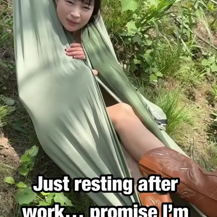 そんなに遠くから見てないで…噛むのはハンモックじゃなくて私かも😉