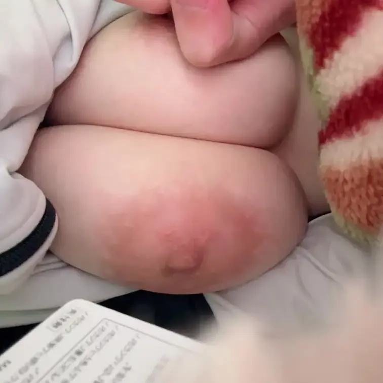 乳首カリカリPart2です。

私自身乳輪が大きいのがコンプレックスだったのですが皆さんのおかげで自信が持てました！