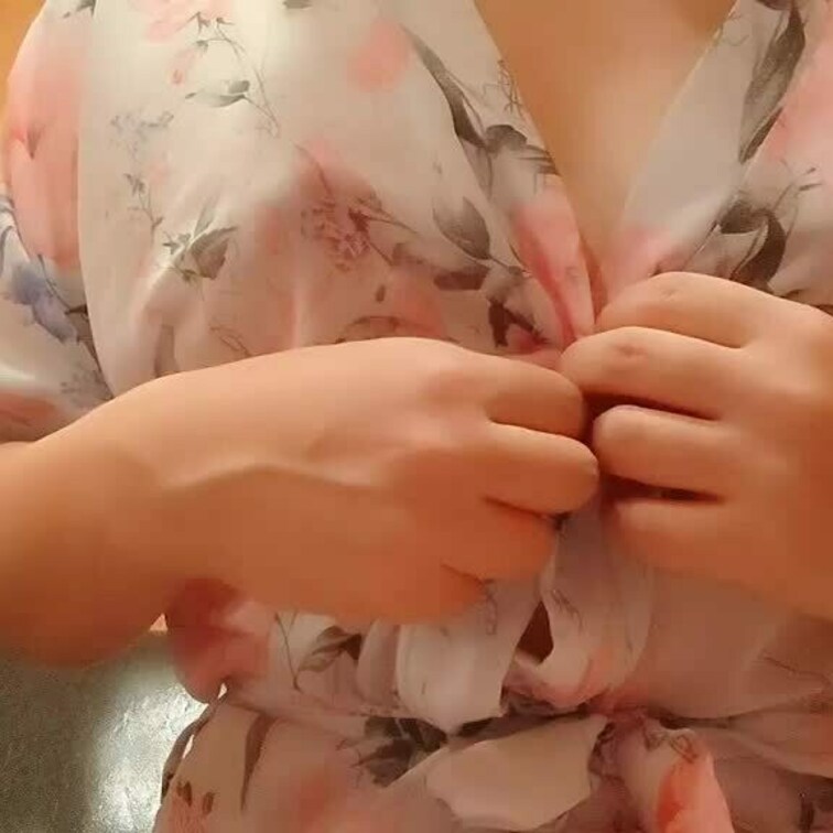 乳首に強力な事務クリップを挟んでいる動画です