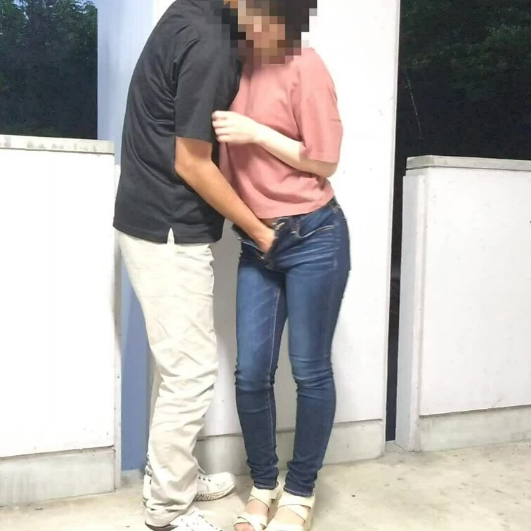 悪友と妻が大きな公園で周りに人がいる中で声を押し殺しクリを責められ悶えてる様子をご覧下さい。
