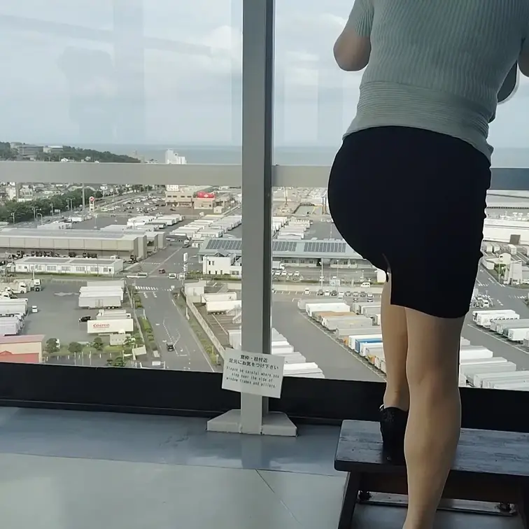 ♥️露出♥️マリンタワー展望台で望遠鏡を覗く熟女