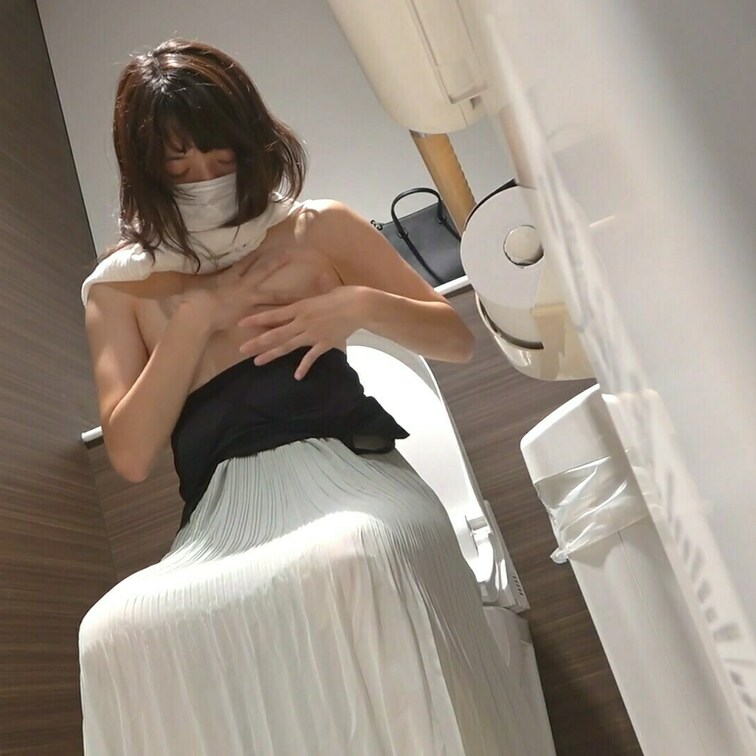 チョイ見せ。本編は単品販売へ→
{清楚な美女2人}が、公共の場で自分の世界に入り込んで変態オナニー