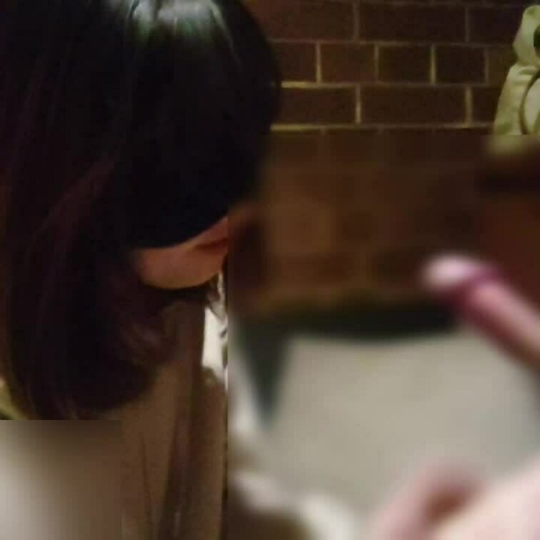 単独さんのいちもつを丁寧にしゃぶり上げる妻です。
妻は濃い精子が好きなようです( ´∀｀ )
