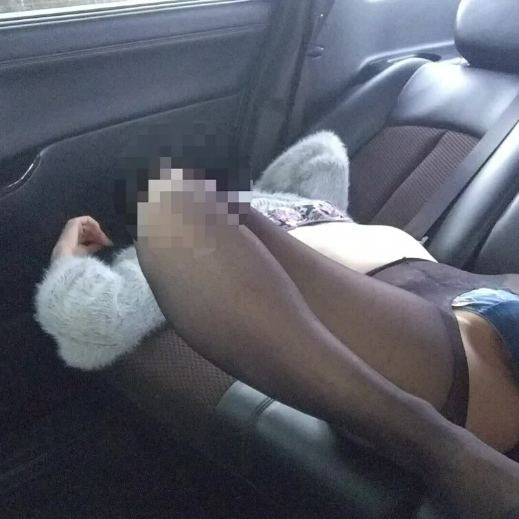 悪友と妻が密会していた時に車内で穴開きストッキングを履いた妻が手マンされてる様子をご覧下さい。
オマンコはびちゃびちゃ