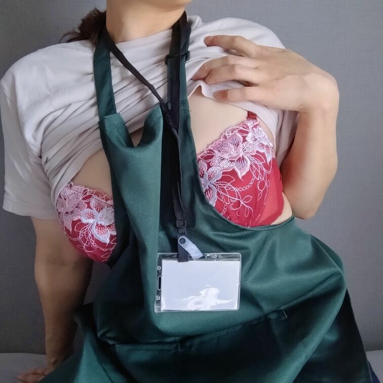 こんな、着衣が乱れた感じも妄想にしやすいかな?🥹