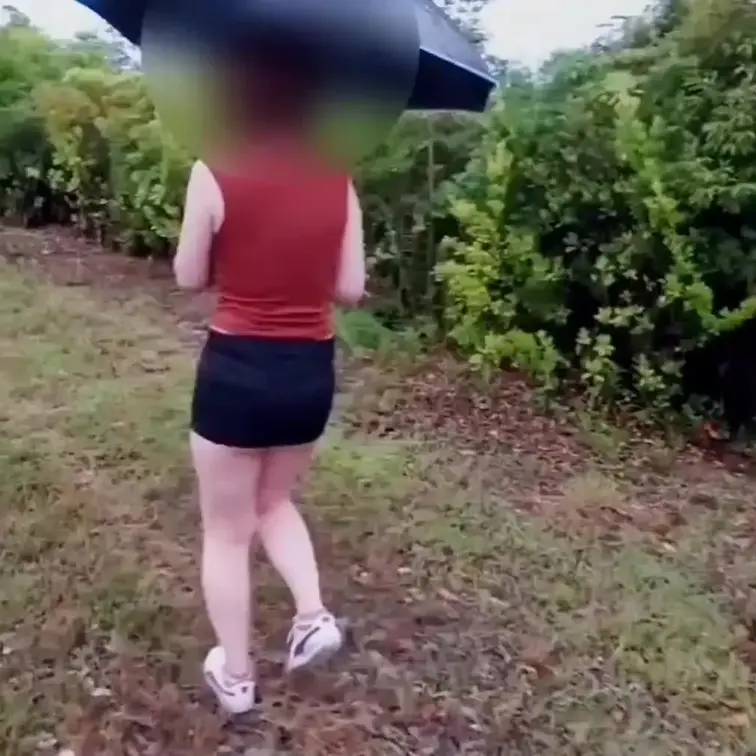 【応援プラン】2025 妻の露出散歩。
先日撮影した、妻の動画です。
妻は周りを警戒しながら歩いていました。