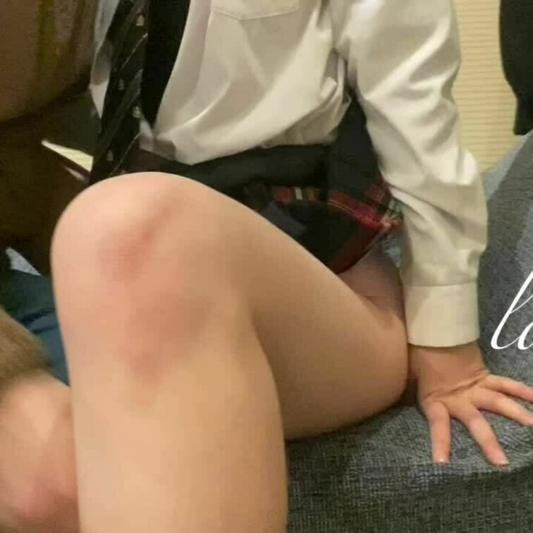 お尻愛撫。スカートから見えるパンツがエロい。ご奉仕まんこのしいちゃん。