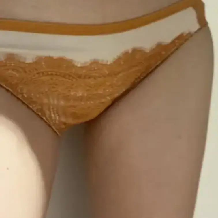 ぽぽぽの今日のパンツです🥰🥰 
 オレンジのシミ付きパンツです🥰🥰 
 クロッチ汚れはプラン加入で見れますよ🥰 
