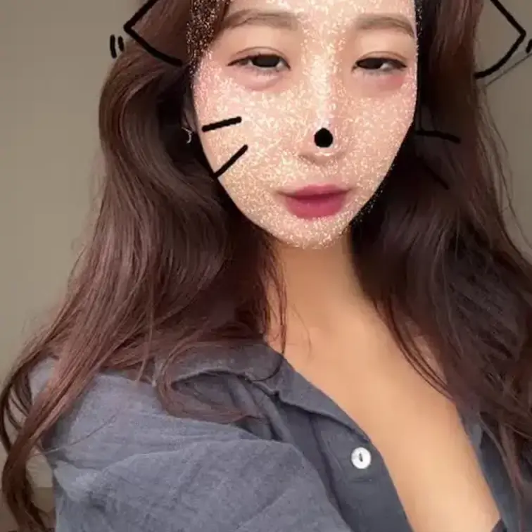 【59分超えの長編通話動画】
お部屋の中で、スマホを片手に通話をしながらエロい気分を高めていくOLです。
普段はお硬い企業の秘書課で受付をしている清楚な私。
昼間は完璧な笑顔でお客様を出迎えていますが、夜になると人並み以上にエッチが大好きな本性が隠しきれなくなります。
「ねぇ…今、あなたと通話してるだけで下の方が熱くなってきた…」
部屋を少し歩き回りながら、下着姿のまま自分の体をゆっくり撫で始める。
通話越しに聞こえる私の声が、徐次第に熱を帯び、吐息が混じっていくのがわかるはずです。
顔には身バレ防止のスタンプを付け、おへその目立つメソピは絆創膏で隠しています。でも乳首は自慢なので、カメラに向けてじっくり晒して見せます。
「ここ…もう硬くなってるよ? ちゃんと見てて…」
おまんこは絶対に映らないように気をつけながらも、指で軽く触れたり太ももを擦ったりして興奮を煽っていく。
「んっ…我慢できない…もっとエロくなりたい…」と話し続けながら
59分23秒の長編動画でじっくりとエロい気分を高めていき、電マでイキます。
清楚な受付嬢が、部屋の中で通話相手にだけ見せる裏の顔。エッチが大好きな私と一緒に、最後まで気持ちよくなりましょう。