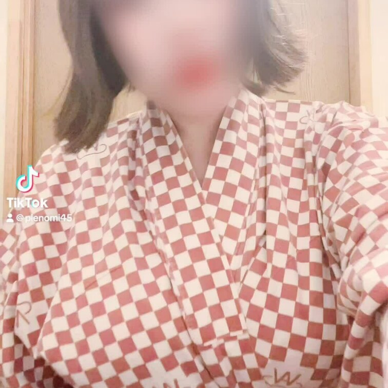 友達と温泉旅行中〜♫

なんと今回は混浴初体験なの////
ドキドキ💓
お股ヌルヌルにさせない様に気をつけて入っ