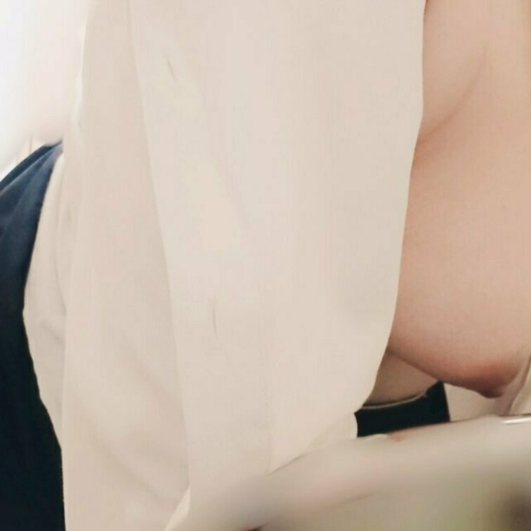 誰もいない会議室で上司に掴まれバックでいっぱい突いてきて………
と妄想したらムラムラになってます💕
