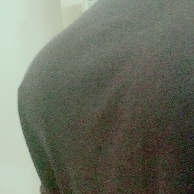 横アングルから…‬ シャツの上からでもわかるほど勃起してる乳首💕  この状態で一緒にお散歩行ってくれる人いますか🥺？