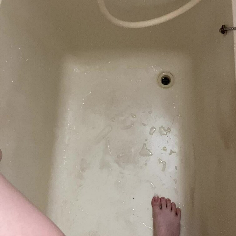 片足あげて立ちおしっこです♡おしっこかなり飛び散っちゃいました///