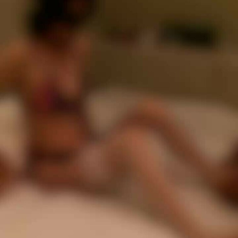 ついにベットへうつり、単独さんは濡れ濡れの妻のまんこを舐め始める。
その時妻は単独さんは手を絡めながら舐められてる。後