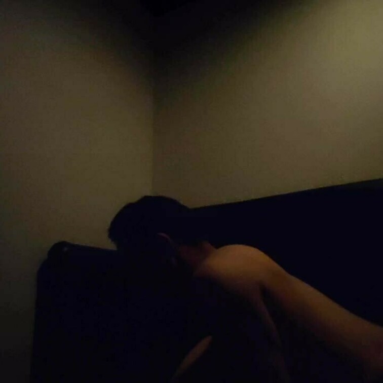 都内某所。目隠し＆手錠で初の他人棒を受け入れるドMのKさん。キツキツのアソコにデカチンが挿入されると、喘ぎ始めました。