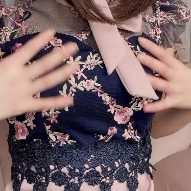 こんばんは💓

今日の動画は、、キャバドレスを脱いでブラに🙈💓

下は履いてなくて、、

乳首を筆でなぞって