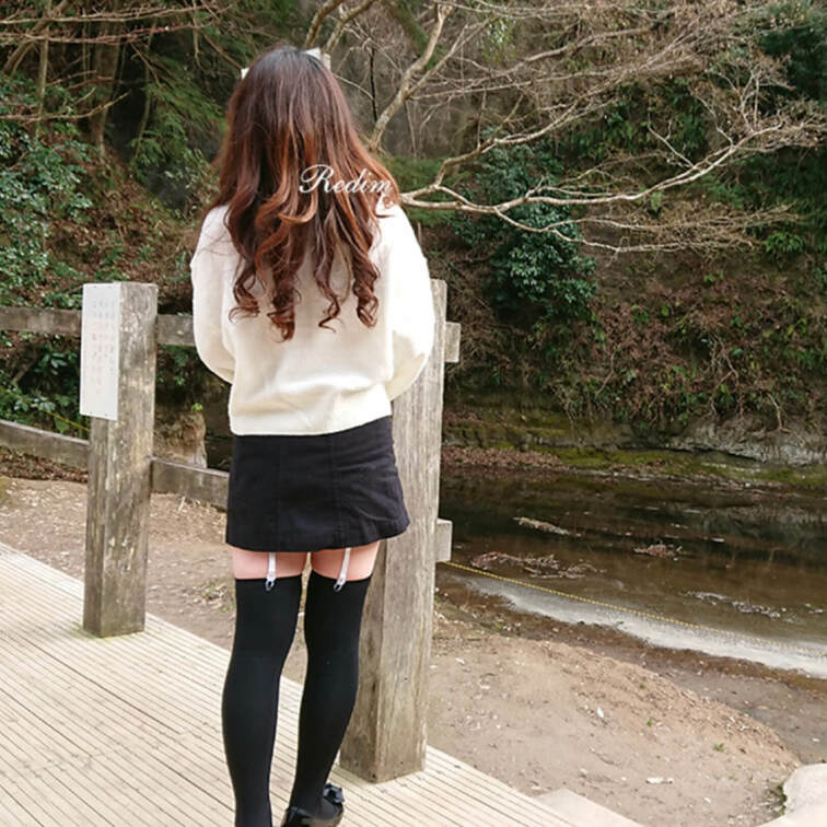 おはよう御座います(^^)

普通の服装なのですがチラリと見える白い線が
エッチな雰囲気を出す様で
男性の目線を