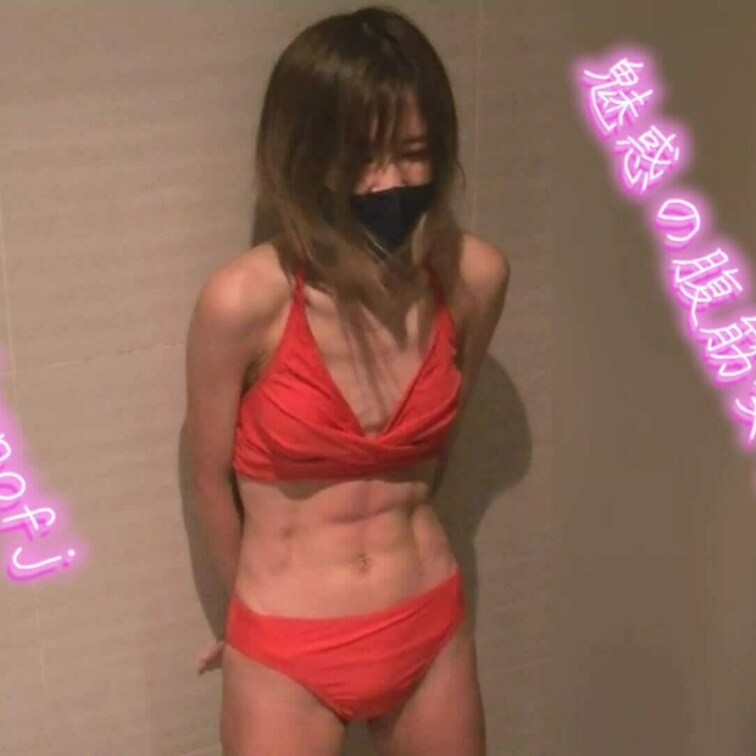 【腹筋バキバキなスレンダー美女の腹筋トレーニング】
空手流、ボクシング流のボディ打ち、腹踏みトレーニングにどこまで耐え