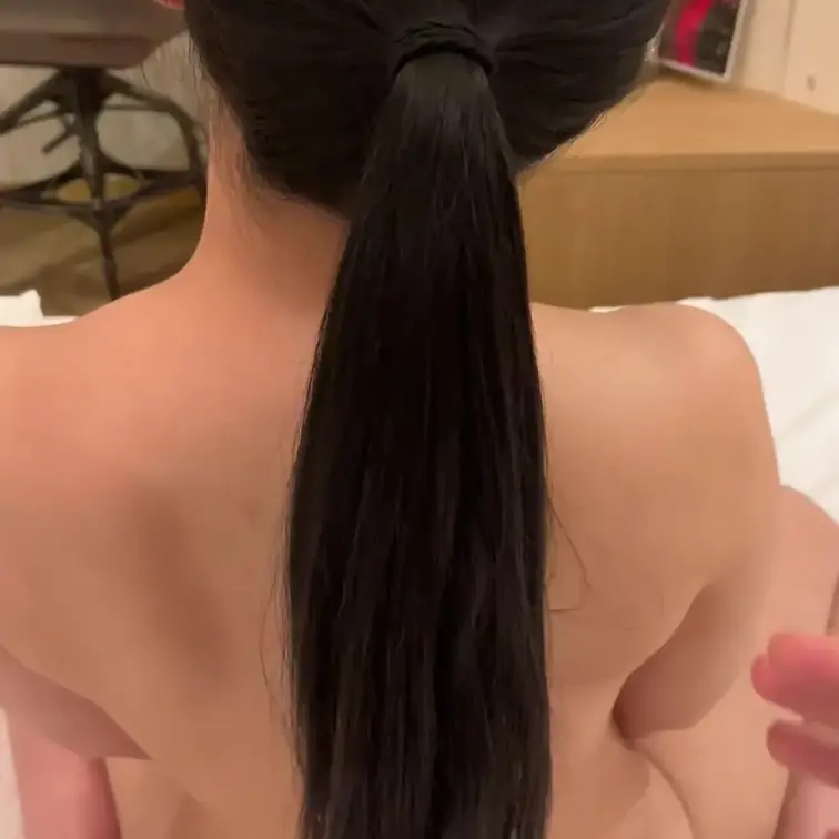 極太黒髪ポニーテールを掴まれて感じるドMな彼女
