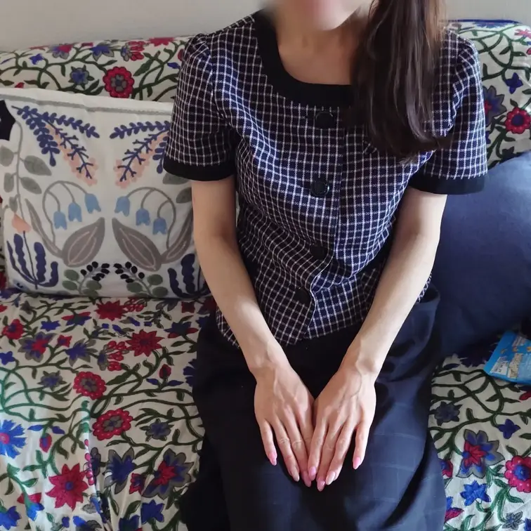 次回の新作は
お嬢様人妻と事務服で自宅中出し。

自宅に招かれました。