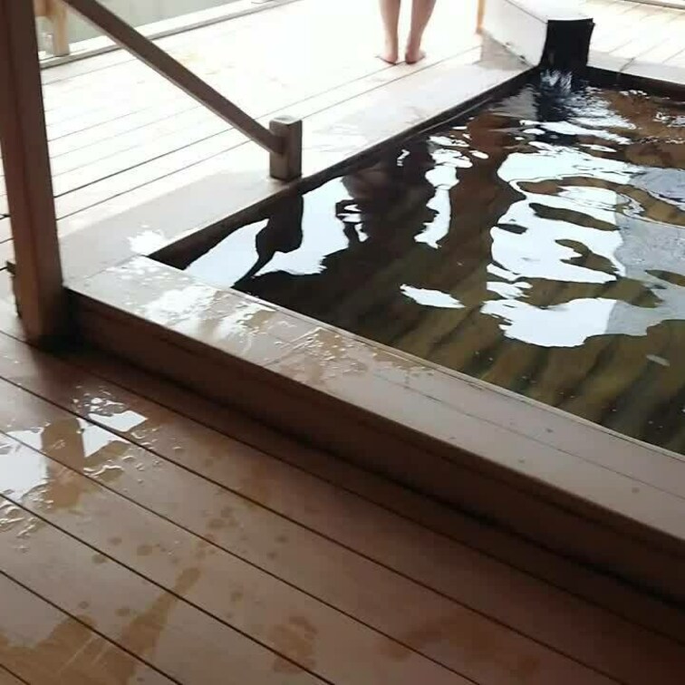 この季節になると特に温泉に行きたくなります(^_^)

混浴温泉では恥ずかしそうにバスタオルを全身に巻いて行きますが