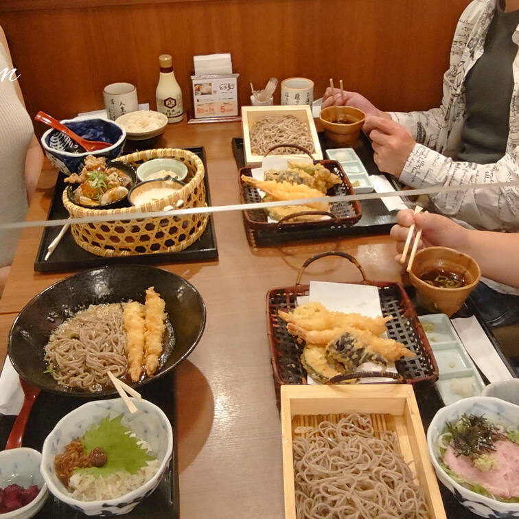 本日はサイトで知り合った男性さん達と食事会をしました(^^)
乳首ポチを見ながら蕎麦食べよう〜と言う何とも緩〜い企