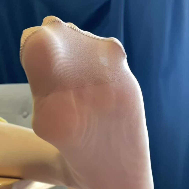 ベージュパンストの蒸れ足を乾かすくねくね足指