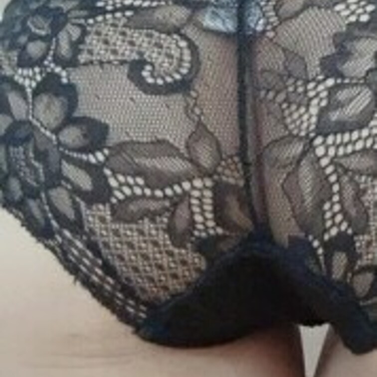 今日は黒のお尻スケスケパンツです🥰🥰
 クロッチ汚れはプラン加入で見れますよ🥰
 よかったらプラン加入よろしくお願い