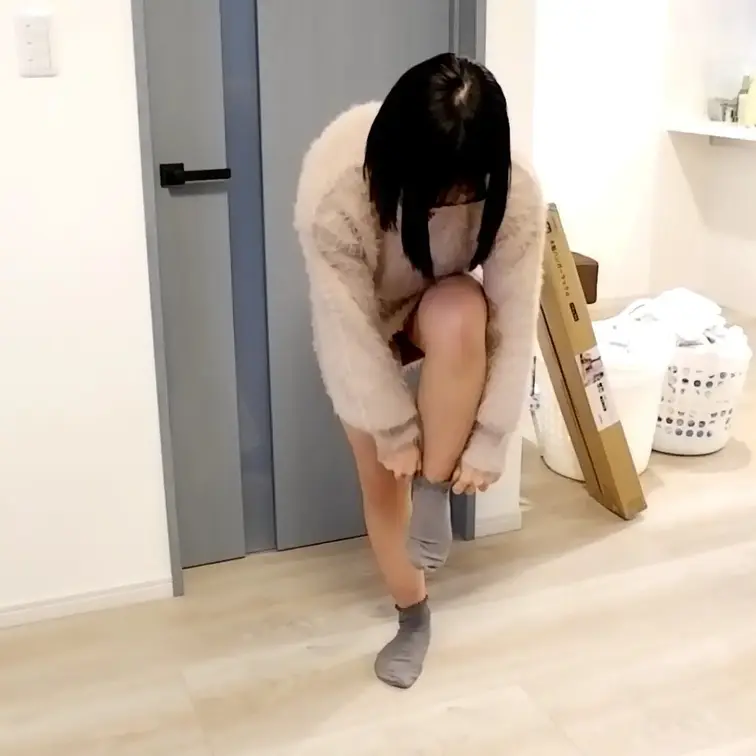 りんの個人撮影。パンチラシーンです。拡大しないと見えませんが、確かに見えてるは…