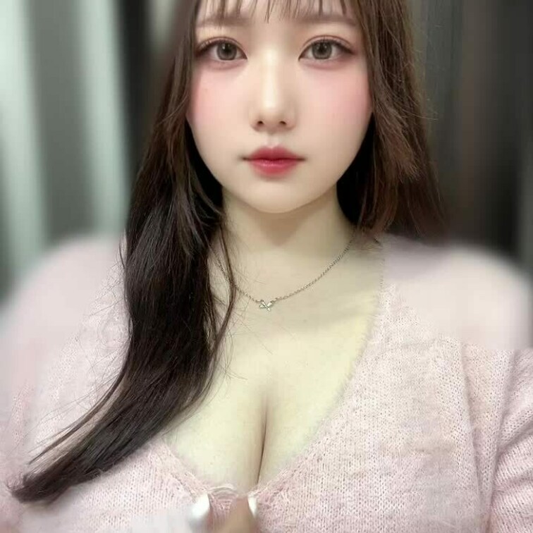 唾液だしながら服の中で乳首チロチロしている動画です♡