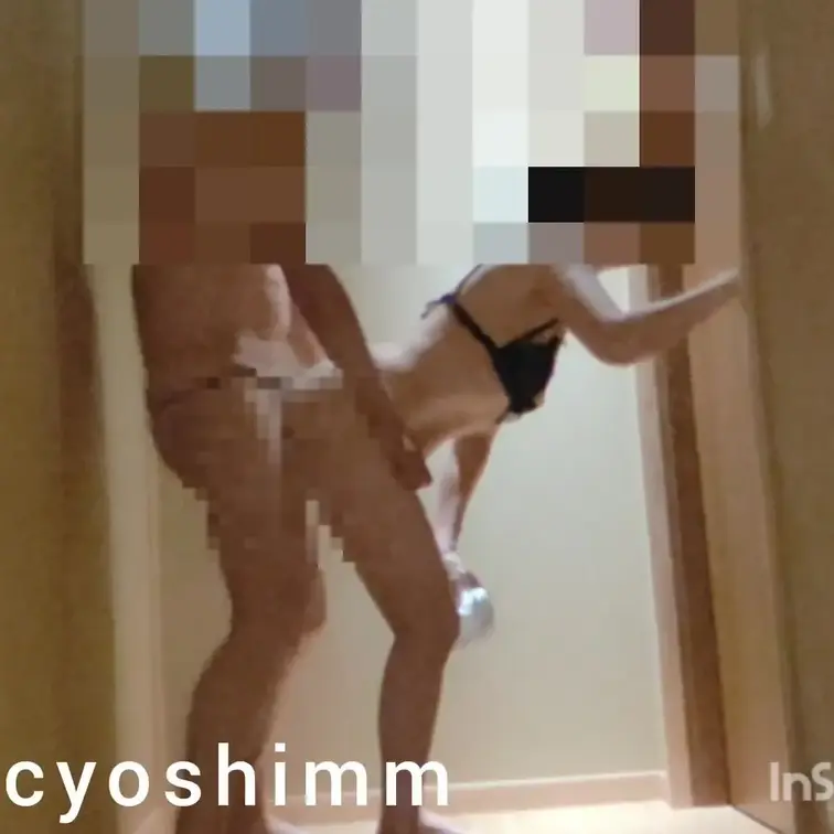 玄関でのプレイはいつも興奮します。鍵を回す音が息を殺した空間に響き渡ります。