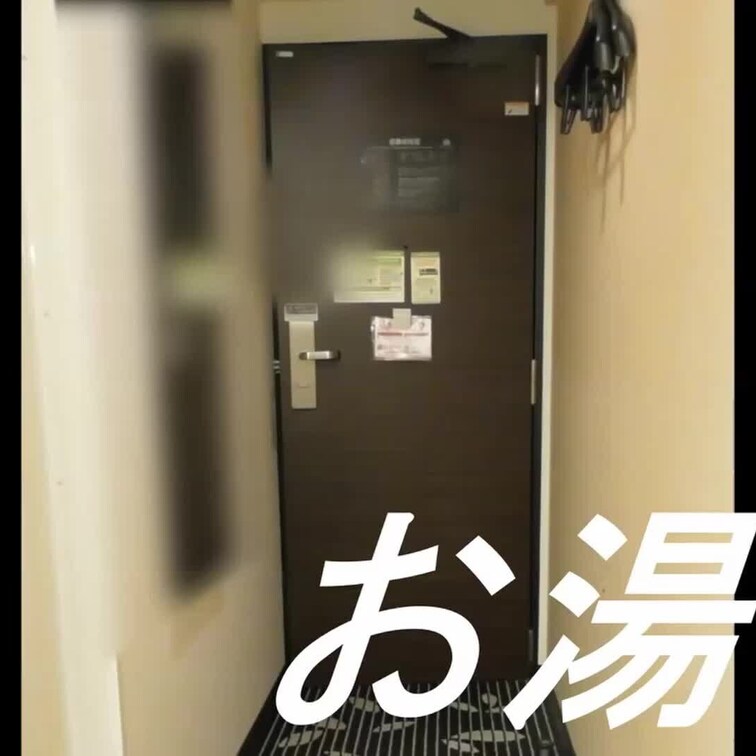 57 受験前日に前泊してたホテルが僕のいたホテルと近所だったので急遽遊びに来た受験生との様子です。

部屋に入って眼