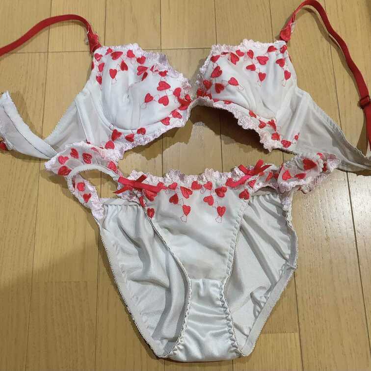 たまには両方セットで撮ってみました😌
パンティーの匂いは相変わらず臭いです😊🤲
