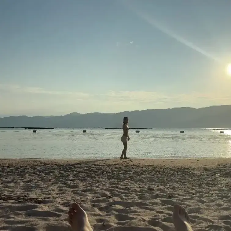 ヒョウ柄のセクシービキニを着た彼女と海デート❤️ 開いちゃったちんこをぺろぺろ🥰いっぱい海で遊んだよ 帰りに車の後ろで着