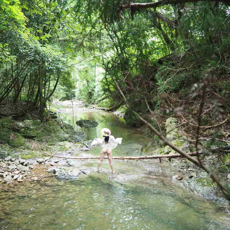 YさんのH県山中での屋外ヌード。お尻を出してます。「顔隠し訳ありヌード(Yさん)」にて、これより過激な画像、動画が見られ