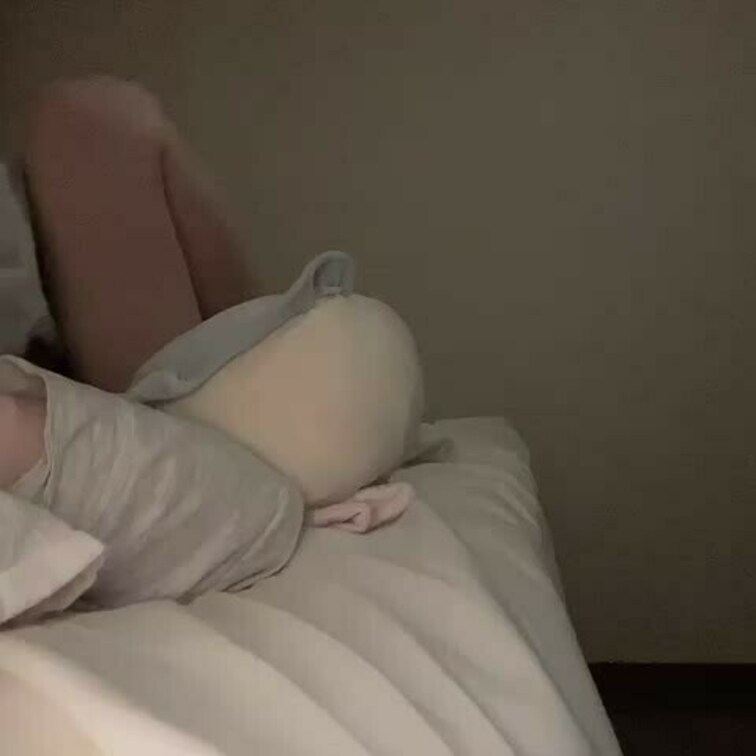 ほんとに我慢できなくなって、、頭の中気持ちよくなることでいっぱい、でも、ベッドだから汚しちゃいけない、、ってことで慣れな