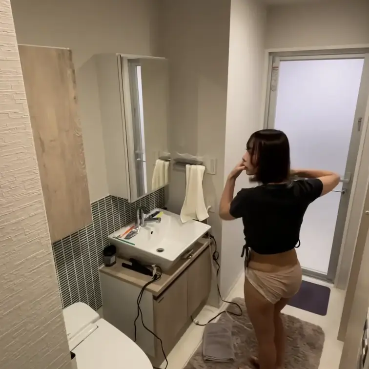 ⭐️明日公開⭐️
 
 美人巨乳美容部員と洗面所で、、
 
 早く見たい人、動画楽しみな人はいいねとコメントで教