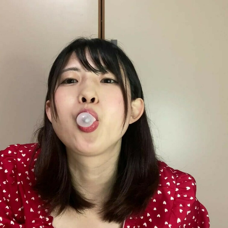 チューインガムを噛んで、膨らませます。