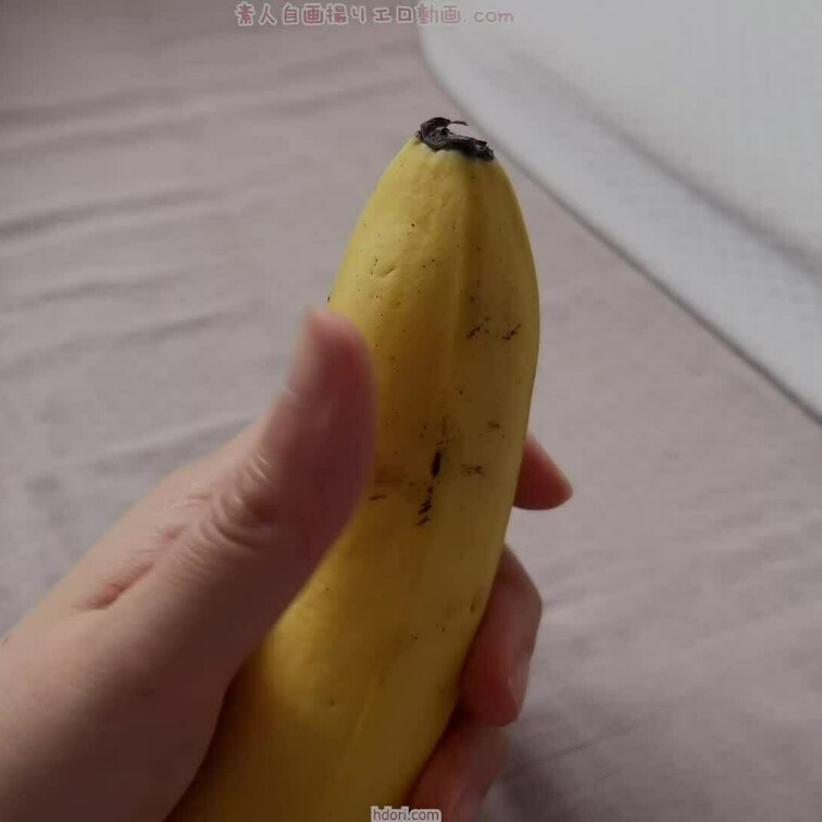 バナナを皮付きのまま手コキしてきました♪