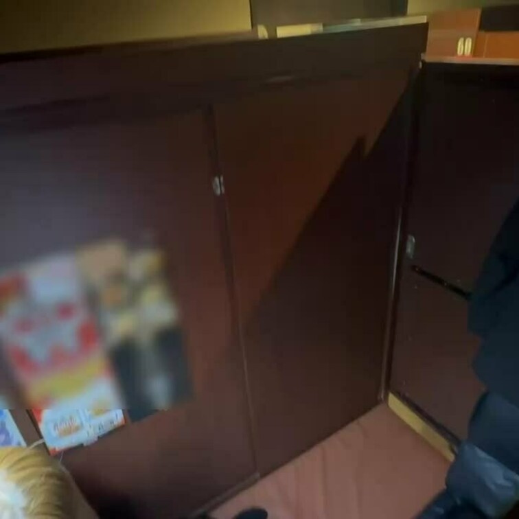 ネカフェで痴○プレイをした動画の続きです❣️
あのあとうみのブースに呼んでうみのこと触ったり男の子のこと手コキしてあげ
