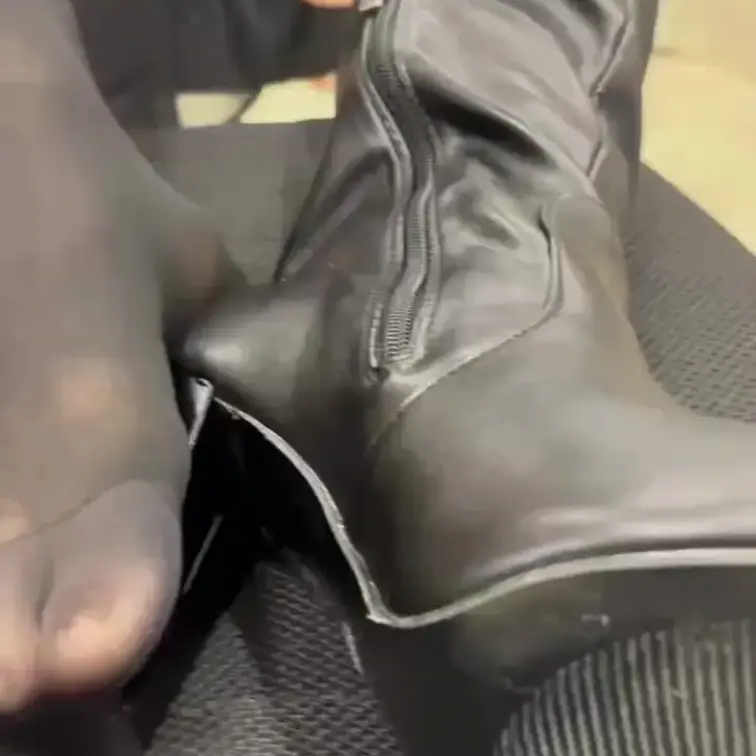 ニーハイブーツを脱いで黒ストッキングの足を見せる動画です。