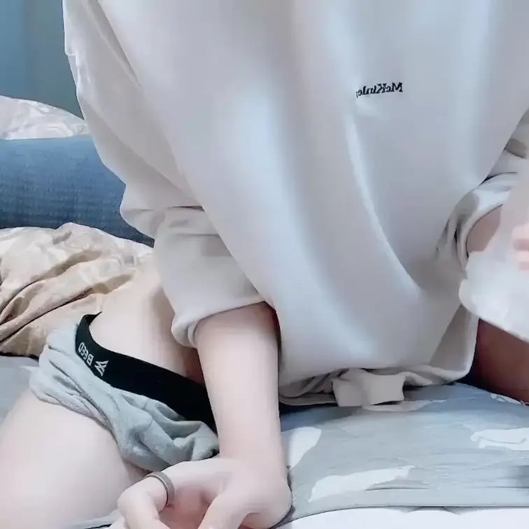 今回は「ベッドでえっち」する動画だよ？
オナホールを使って腰を振ったり、シコシコしたり...
喘ぎすぎてて恥ずかしい